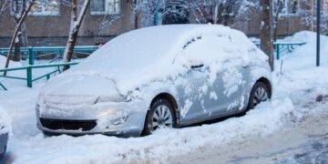 Así debes quitar el hielo de tu coche según la Guardia Civil.