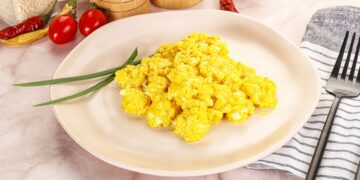 Añade este ingrediente secreto a los huevos revueltos y quedarán más sabrosos