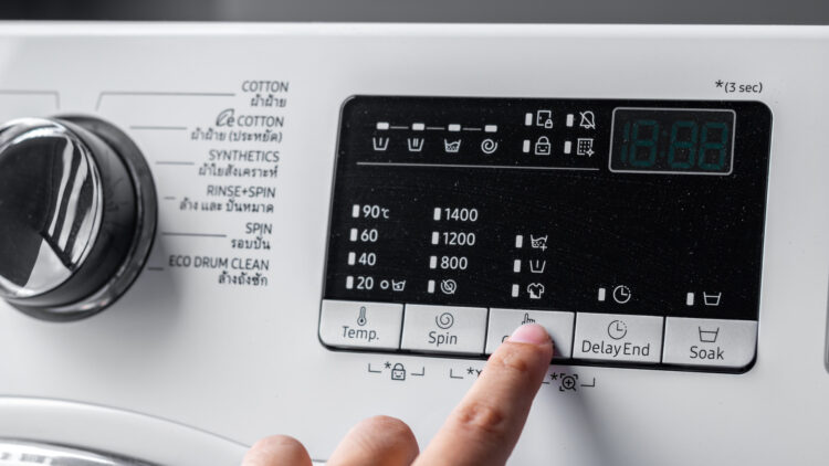 Pocos lo conocen, pero este botón de la lavadora te hará ahorrar en la factura de la luz.