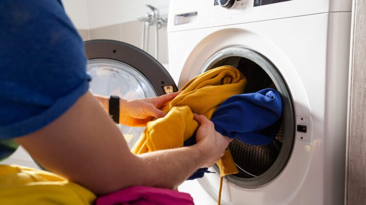 Esta es la temperatura a la que debes lavar tu ropa según los expertos.
