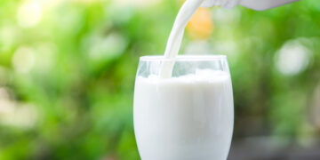 Si bebes leche semidesnatada debes saber esto: un experto lo analiza.