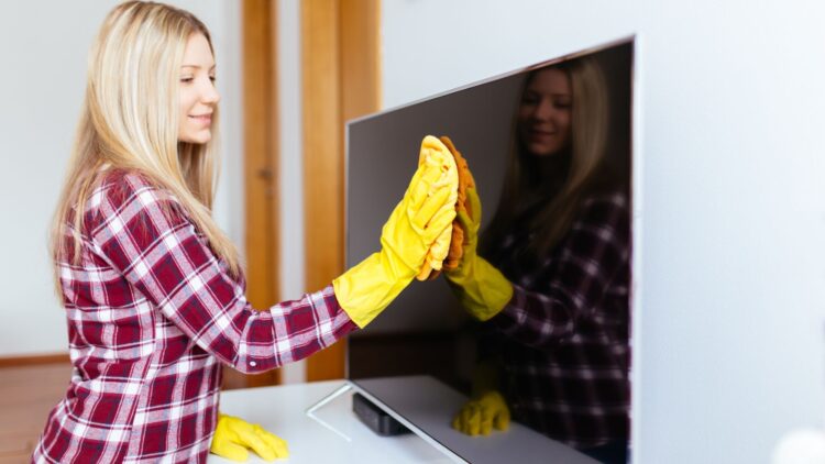 Así tienes que limpiar tu televisor para evitar arañazos y manchas molestas.