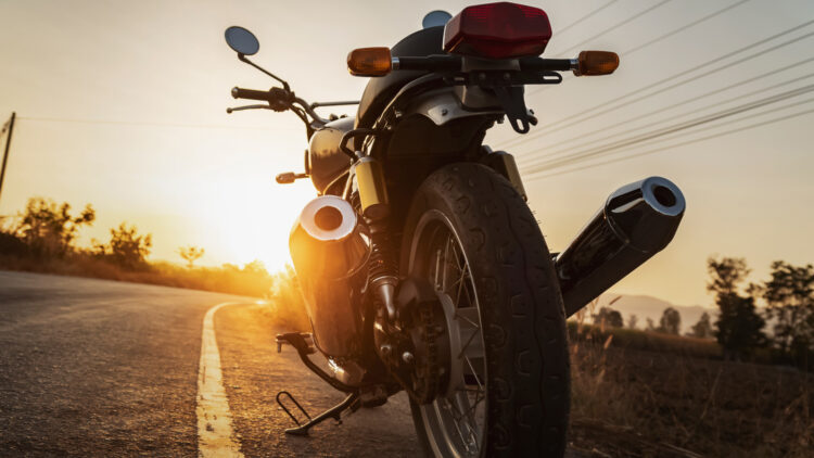 ¿Se puede conducir por el arcén? La DGT confirma que sí, pero solo en estos casos.