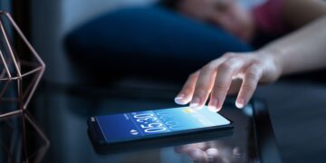 No uses el móvil como despertador: los expertos alertan de los peligros.
