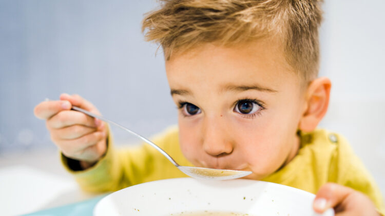 Obligar a los niños a comer sano hace que "nuestros adolescentes coman...".