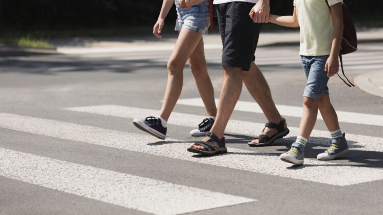 ¿Puedo cruzar la calle como peatón aunque no haya un paso de cebra? Sí, pero solo en estos casos.