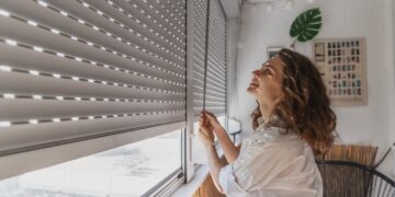 Así puedes limpiar las persianas por fuera en un piso alto.