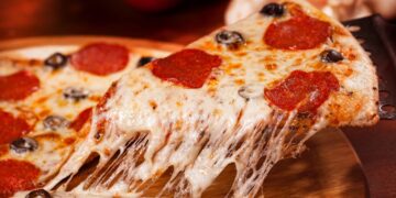 ¿Una pizza familiar o dos medianas? Este ingeniero explica qué sale más rentable.