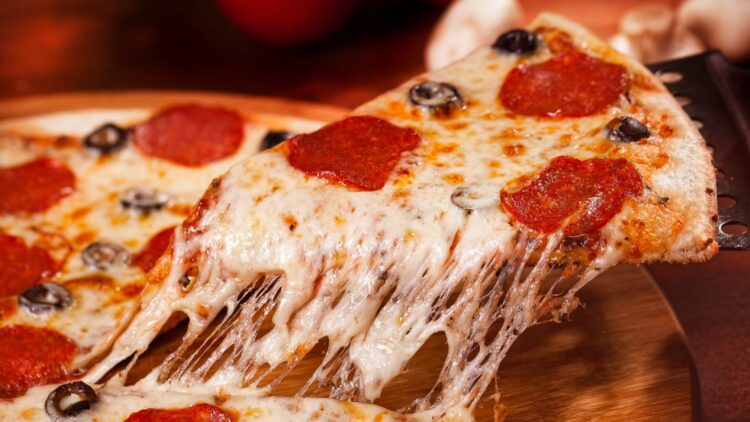 ¿Una pizza familiar o dos medianas? Este ingeniero explica qué sale más rentable.