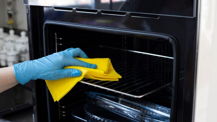 El truco viral para limpiar las rejillas del horno sin esfuerzo.