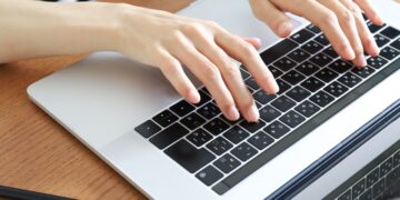 Limpia el teclado del portátil por dentro y por fuera con este sencillo truco.