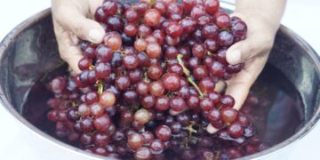 No laves las uvas bajo el grifo: esta es la técnica correcta según los expertos.