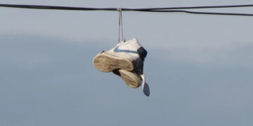 ¿Hay deportivas colgadas en los cables de la luz de tu barrio? Este es su significado,