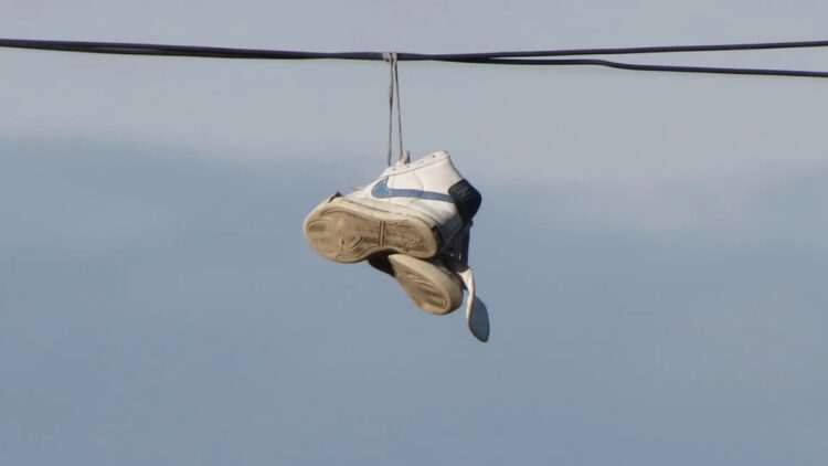 ¿Hay deportivas colgadas en los cables de la luz de tu barrio? Este es su significado,