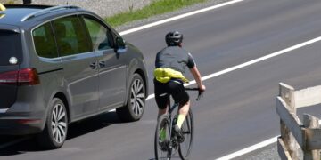 La DGT autoriza adelantar ciclistas en línea continua: conoce las condiciones para evitar las multas de tráfico.