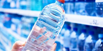 ¿Caduca el agua embotellada?