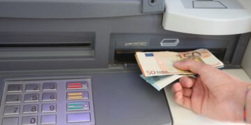 Oficial: solicita ya la ayuda de 700 euros (es compatible con el Ingreso Mínimo Vital).