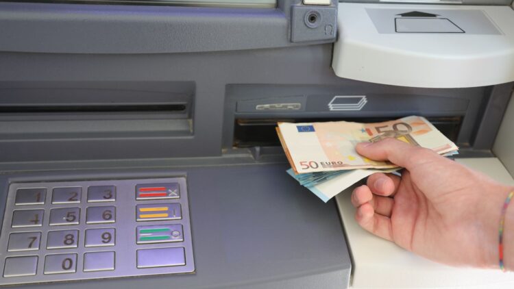 Oficial: solicita ya la ayuda de 700 euros (es compatible con el Ingreso Mínimo Vital).