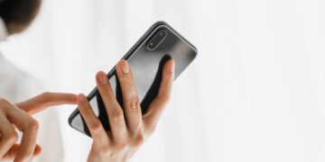 Este es el botón del móvil que debes apagar para evitar a los estafadores.