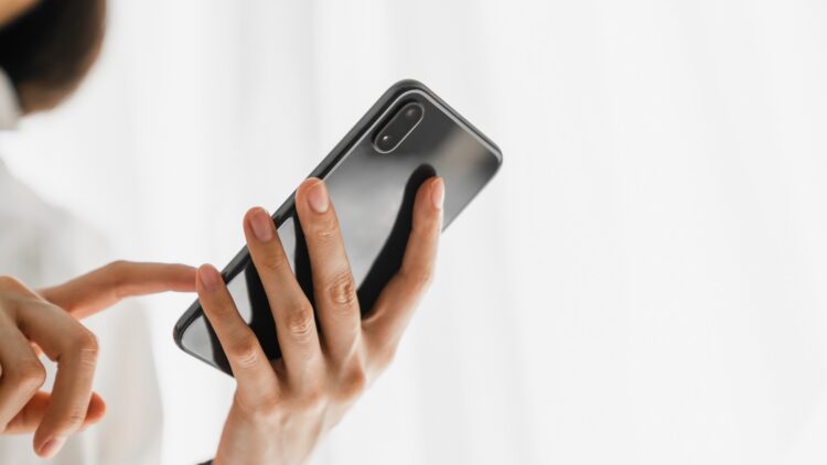 Este es el botón del móvil que debes apagar para evitar a los estafadores.