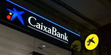 Un empleado de CaixaBank con más de 19 años de antigüedad es despedido sin indemnización.