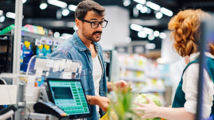 Seguro que no lo sabías: este es el curioso motivo por el que te piden el código postal al comprar.