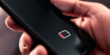 Confirmado: si la luz se vuelve a ir, puedes cargar tu móvil siguiendo uno de estos trucos