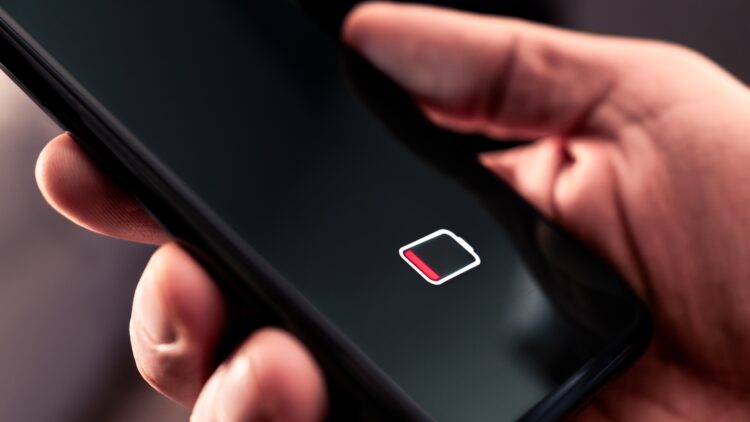 Confirmado: si la luz se vuelve a ir, puedes cargar tu móvil siguiendo uno de estos trucos