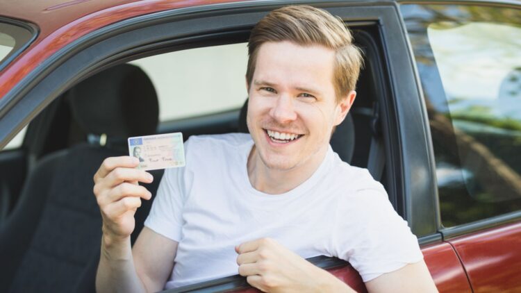 Ayudas al carnet de conducir: hasta 1.300 euros puedes solicitar para sacarte el permiso si cumples estos requisitos 1 Ayudas al carnet de conducir.