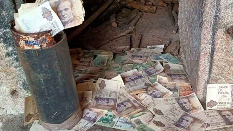 Compra una casa y lo que encuentra no lo creerás: 9 millones repartidos en botes de Nesquik.