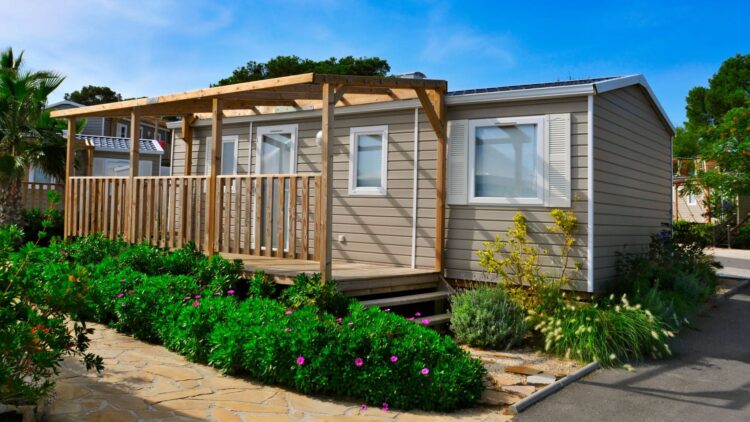 Instalar una casa prefabricada en tu finca para vivir.