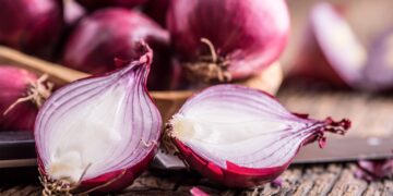 ¿Sabes que puedes limpiar tus cristales con cebolla? Cada vez más personas lo hacen y tiene sentido.