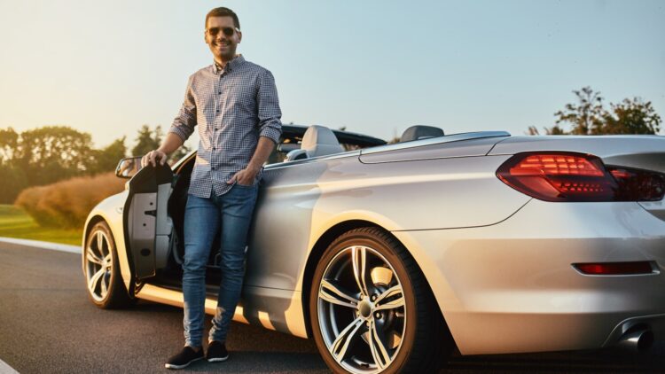 Adiós a las fotos con coches caros: la Agencia Tributaria refuerza la inspección a contribuyentes que ocultan viviendas y vehículos.