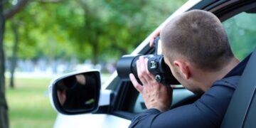 Detectives privados: la nueva estrategia de las empresas para vigilar a empleados de baja médica.