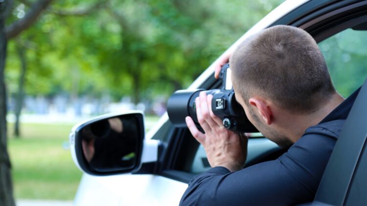 Detectives privados: la nueva estrategia de las empresas para vigilar a empleados de baja médica.