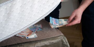 Dinero bajo el colchón: este país recomienda a sus ciudadanos hacerlo por este motivo.