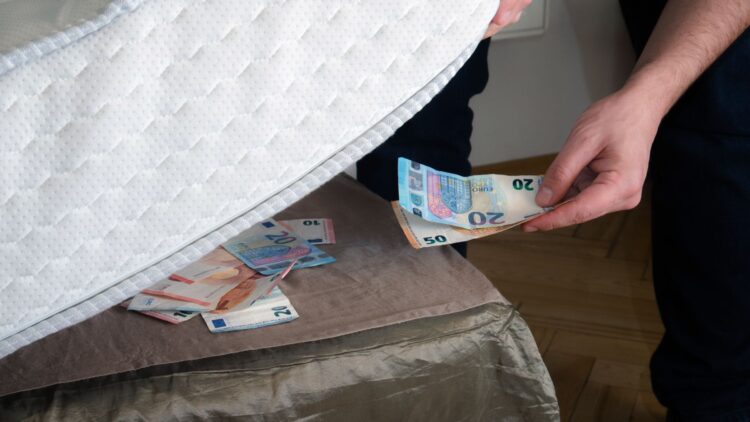 Dinero bajo el colchón: este país recomienda a sus ciudadanos hacerlo por este motivo 1 Dinero bajo el colchón: este país recomienda a sus ciudadanos hacerlo por este motivo.