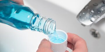 ¿Usas enjuague bucal? La Guardia Civil advierte de sus efectos en el test de alcoholemia.