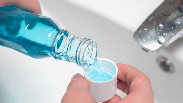 ¿Usas enjuague bucal? La Guardia Civil advierte de sus efectos en el test de alcoholemia.