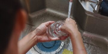 Vasos sin marcas ni empañados: el truco casero que cambiará tu forma de limpiar.