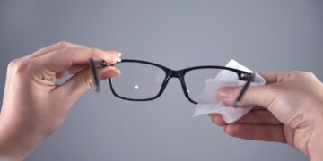 Limpia así tus gafas y siempre estarán como nuevas: el consejo de las ópticas.