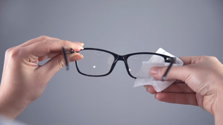 Limpia así tus gafas y siempre estarán como nuevas: el consejo de las ópticas.
