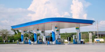 Adiós a Repsol y Cepsa en 2024. Estas gasolineras les están pasado por la derecha y España lo sabe.