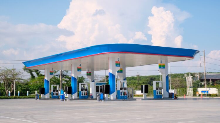 Adiós a Repsol y Cepsa en 2024. Estas gasolineras les están pasado por la derecha y España lo sabe.