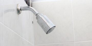 Acaba con el goteo de tu ducha con este sencillo truco de un fontanero.