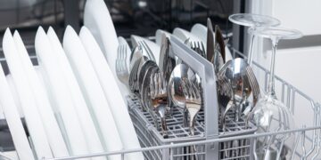 Adiós a la bola de aluminio en el lavavajillas: el truco viral desmentido por expertos