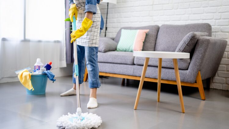 Este es el nuevo sueldo mínimo por hora para las empleadas del hogar. El BOE lo hace oficial.