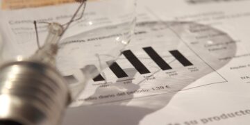 Adiós al consumo vampiro de tu factura de la luz: ahorra cientos de euros al año con estos trucos.