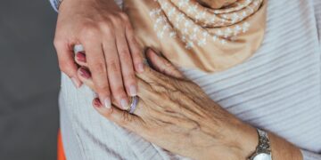 Si vives con personas mayores de 65 años puedes pedir esta ayuda de 2.550 euros.