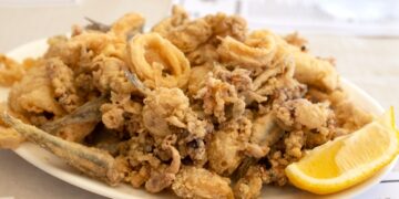Esto es lo que debes echarle al pescado frito para que quede como en las freidurías andaluzas.